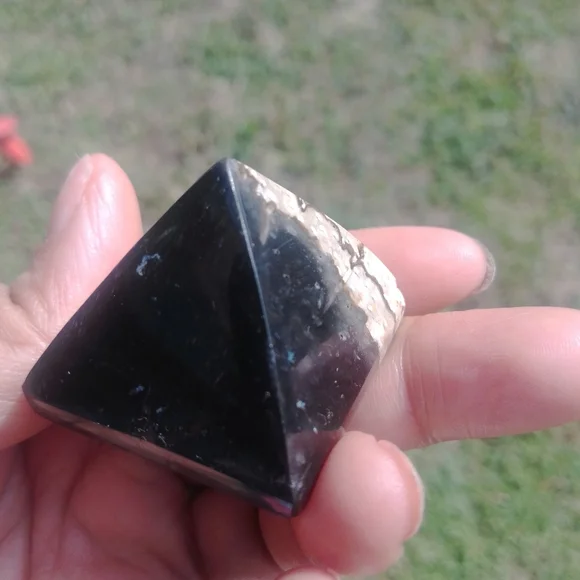 Palmroot pyramid - Picture 1 of 4